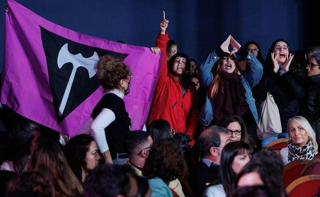 Un grupo de feministas contrarias a la ley trans interrumpen un acto oficial de Irene Montero