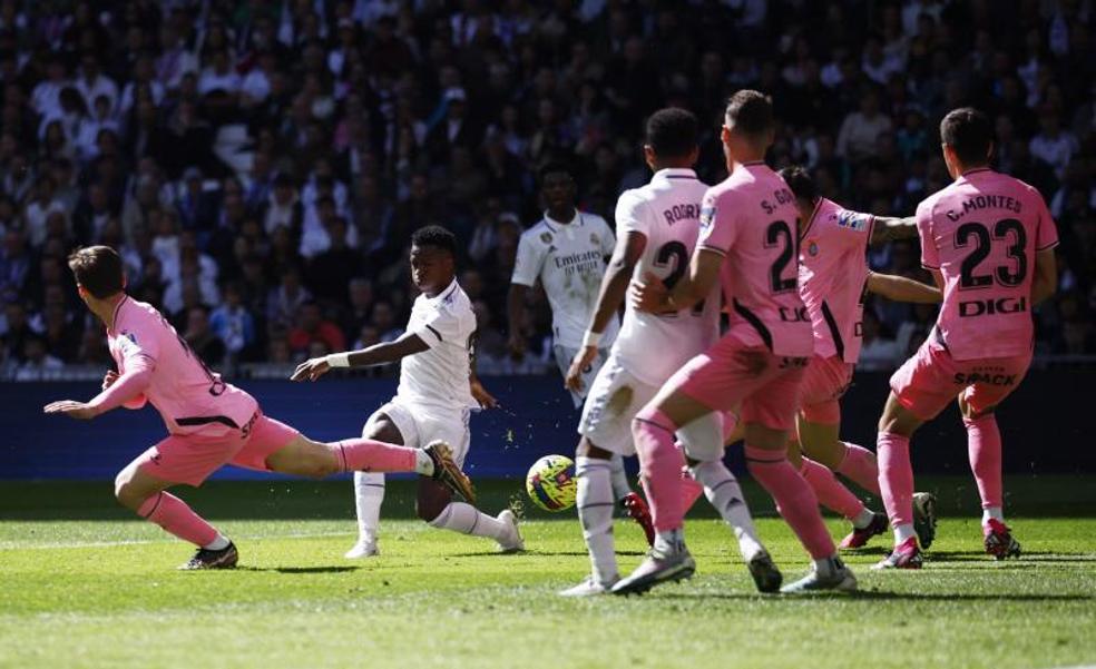 Vinicius despierta a tiempo al Real Madrid