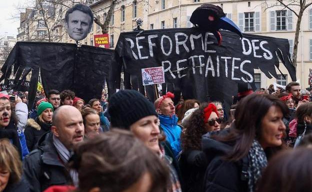 Francia desoye las protestas y da el primer paso para aprobar la reforma de las pensiones de Macron