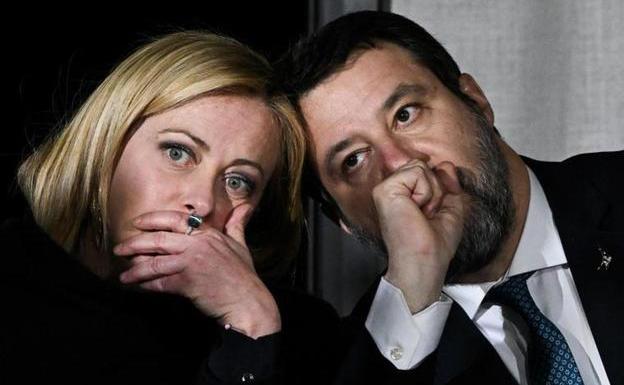 Meloni se fue de karaoke con Salvini y Berlusconi tras ignorar a víctimas del naufragio en Calabria