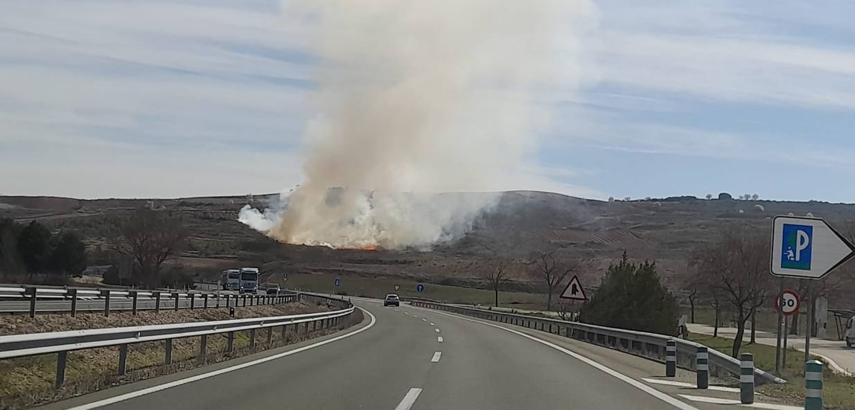 Incendio entre los polígonos industriales de Fuenmayor y Navarrete