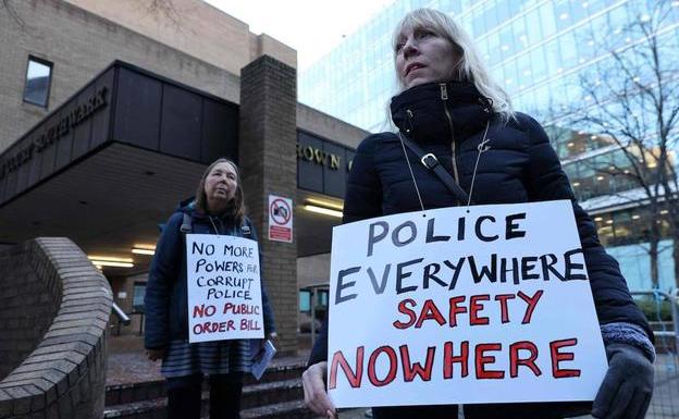Más de 1.500 policías británicos son acusados de violencia contra mujeres