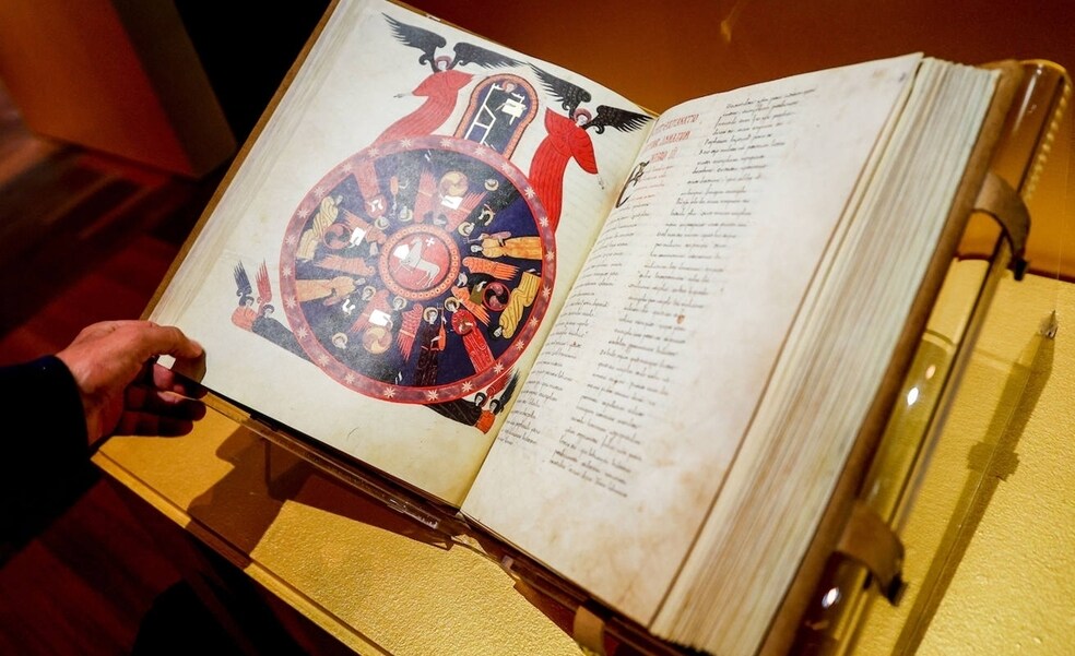 La BNE muestra uno de sus tesoros, el Códice de Francisco I y Sancha