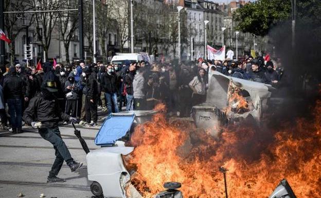 La huelga de basuras en París enfrenta a la alcaldesa con el Gobierno francés