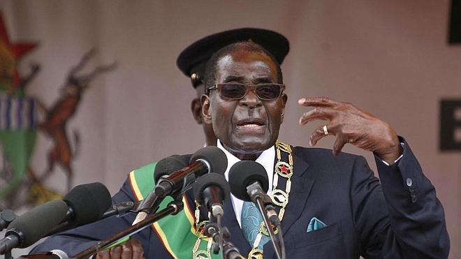 Mugabe avisa que «sacará a patadas» a los diplomáticos defensores a los gays