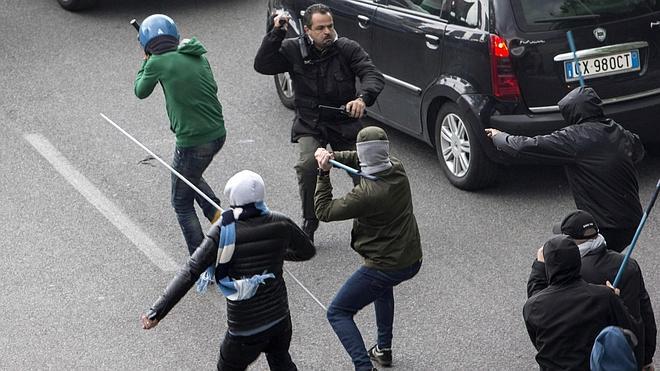 Tres aficionados del Nápoles, heridos por disparos