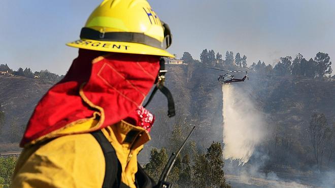 Un enorme incendio hace desalojar 15.000 viviendas en California