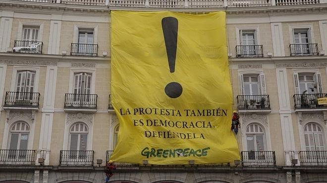 Greenpeace 'toma' la Puerta del Sol para protestar contra la Ley de Seguridad