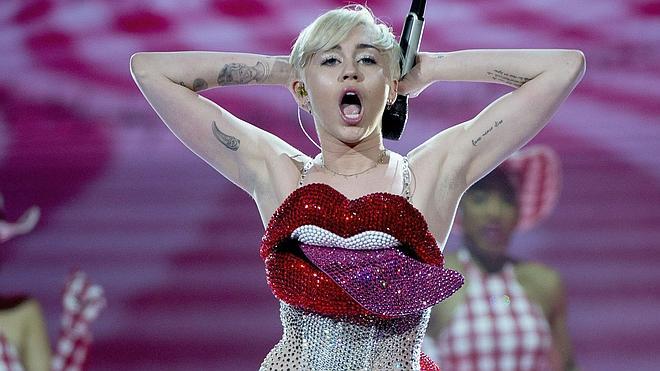 Miley Cyrus llama «frígida» a Taylor Swift