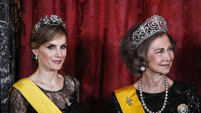 Doña Sofía despide su reinado con la tiara de las flores de Lis