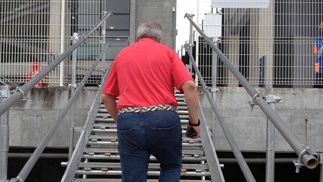 Un estadio indigno del debut del campeón y el último finalista