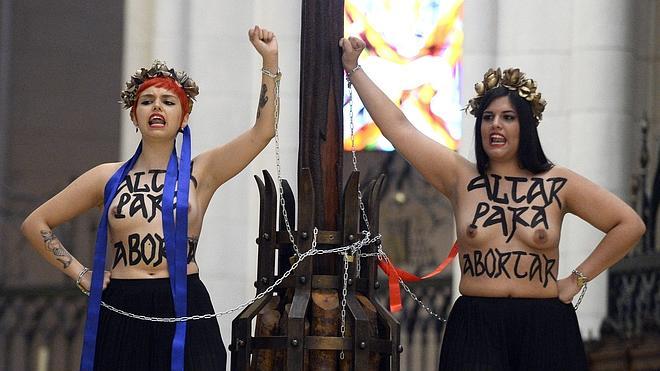 Dos activistas de Femen se encadenan a un crucifijo en La Almudena