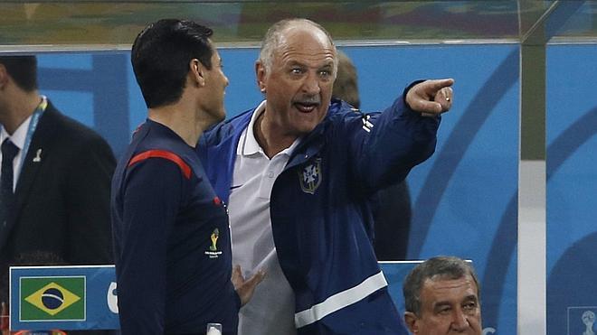 Scolari: «No analizo al árbitro, su interpretación es la única que vale»