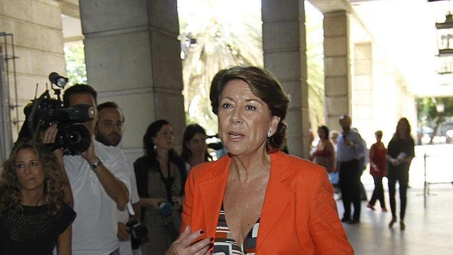 Magdalena Álvarez dimite del BEI y culpa al Gobierno de una «campaña de acoso y derribo»