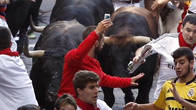 Peligroso 'selfie' en el quinto encierro de San Fermín