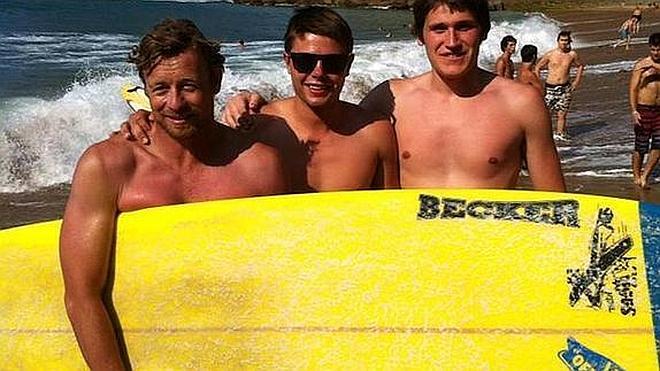 'El mentalista' cabalga olas en Zarautz y Getaria