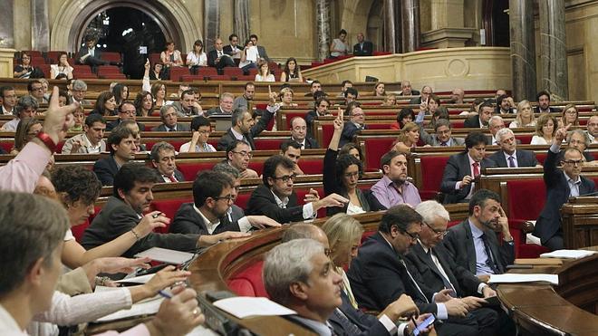 El Parlament aprueba una resolución de apoyo a la consulta con el voto de dos socialistas