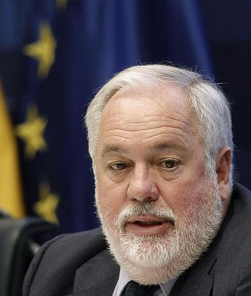 La Izquierda Plural y Podemos logran la firma de 76 eurodiputados contra Cañete