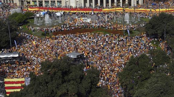 Miles de personas piden en Barcelona que Cataluña siga unida a España