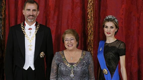 Los Reyes reciben a Bachelet en la primera visita de Estado con Felipe VI