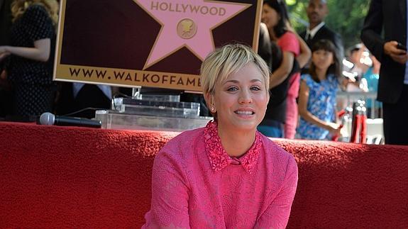 Kaley Cuoco recibe su estrella en Hollywood