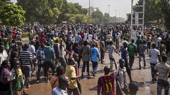 El presidente de Burkina Faso deja el poder ante el clamor de la calle