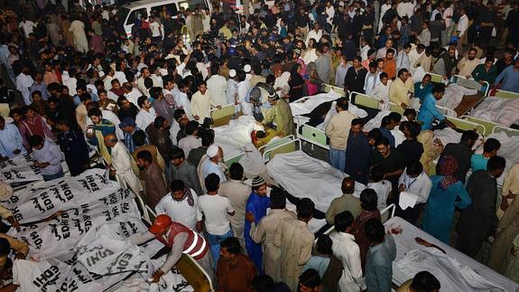 Un ataque suicida deja 54 muertos y 88 heridos en la frontera de Pakistán con India