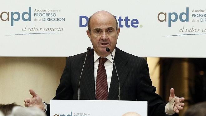 Guindos recuerda a las empresas que quieran subir salarios que la inflación está baja