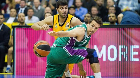 El Unicaja resbala a seis segundos