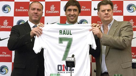 El Cosmos presenta a Raúl González