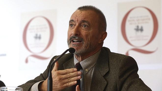 Pérez-Reverte acusa al Gobierno de abandonar a la RAE