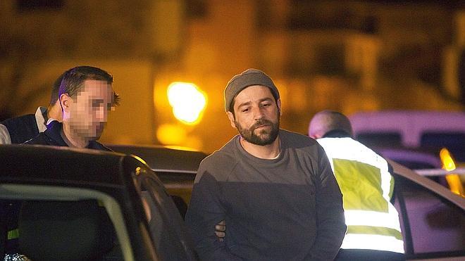 Prisión sin fianza para el hombre que atacó con su coche la sede del PP