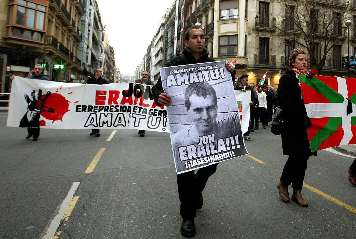 Exhibir fotos de etarras en una manifestación no es delito