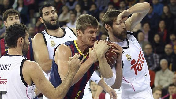 El Barça se impone al Madrid en el inexpugnable Palau