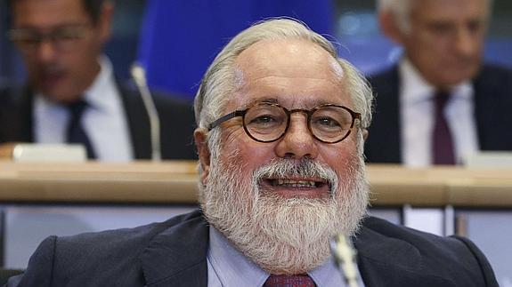 Cañete promete ejercer su cargo de comisario europeo con independencia