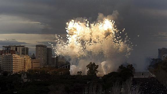 Valencia vive la mayor mascletá de su historia