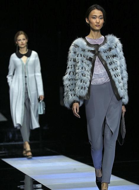 Las mujeres con pantalones de Armani cierran la semana de la moda de Milán