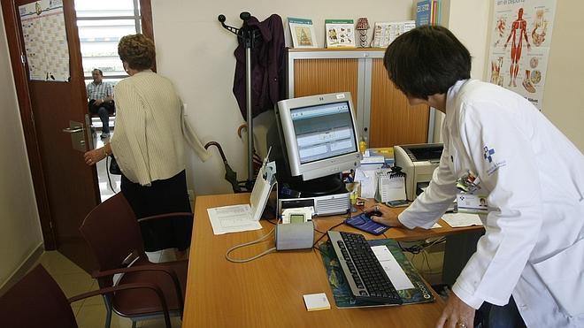 Cuatro de cada diez médicos de la sanidad pública trabajan en precario