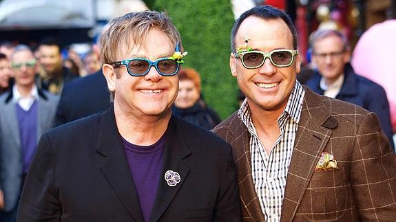 Elton John pide boicotear a Dolce & Gabbana por criticar a los niños 'probeta'