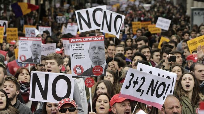 El Sindicato de Estudiantes presenta 143.000 firmas contra los grados de tres años