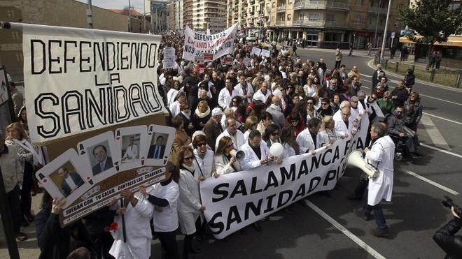 Los profesionales reclaman a los partidos recuperar la sanidad pública