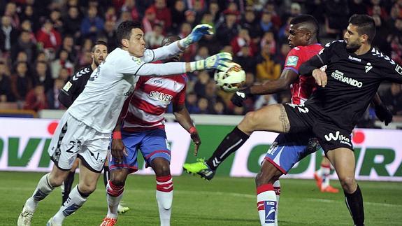 El Eibar corta su mala racha ante un Granada que da un paso atrás