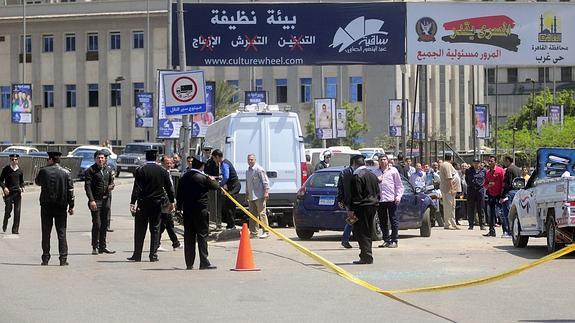 Muere un policía al explotar una bomba en un puente de El Cairo