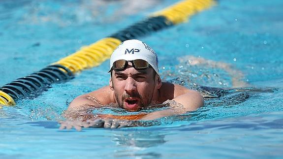 Phelps anuncia que intentará competir en Río 2016