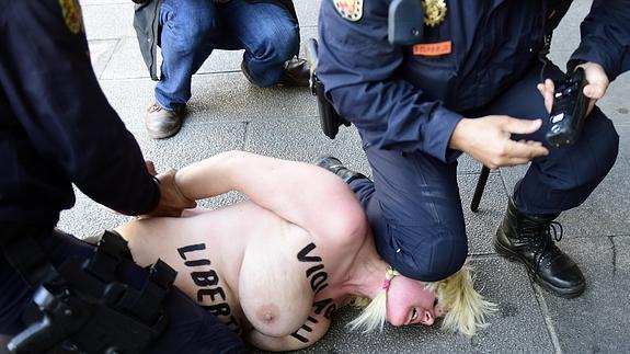 Detenida una activista de Femen que ha protestado ante Fernández Díaz