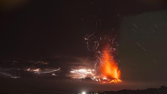 Miles de evacuados en Chile por la erupción del volcán Calbuco