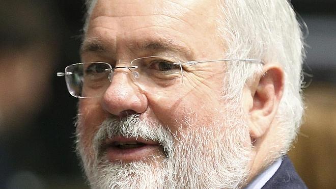 Cañete rechaza los precios regulados de la luz porque provocan «distorsión»