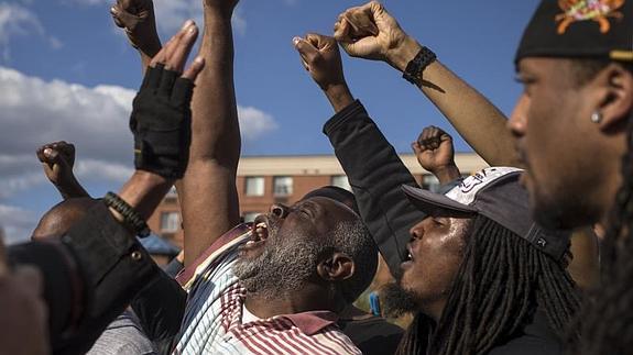 Toque de queda en Baltimore mientras Obama cuestiona las tácticas policiales