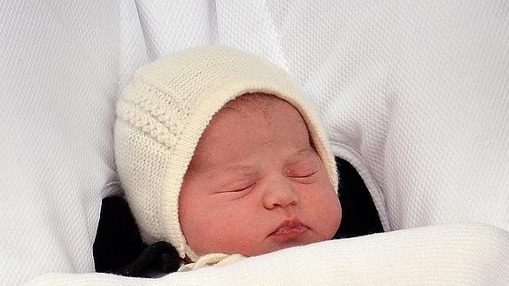 Los duques de Cambridge presentan a su hija