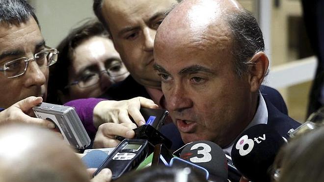 De Guindos cree que los españoles recuperarán en 2016 el nivel de renta